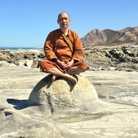  A delightful rock inclusion provides a yogi seat.