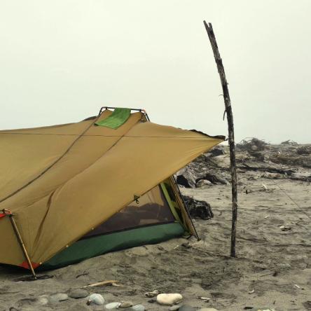  Attempting to dry the tent in the heavy morning fog on Rapahoe beach.