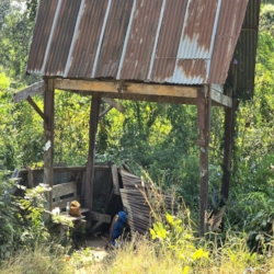  Down a small side road, I find a shady shelter to have lunch.